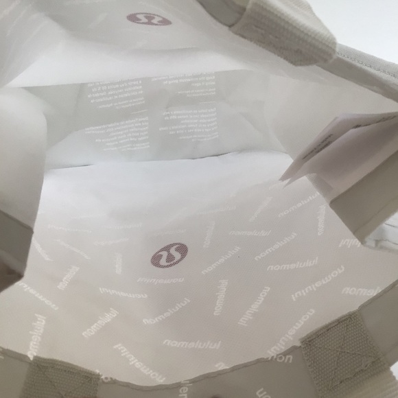 LULULEMON SMALL LIMITED EDITION TOTE BAG HOLIDAY 2022 - Picture 5 of 6